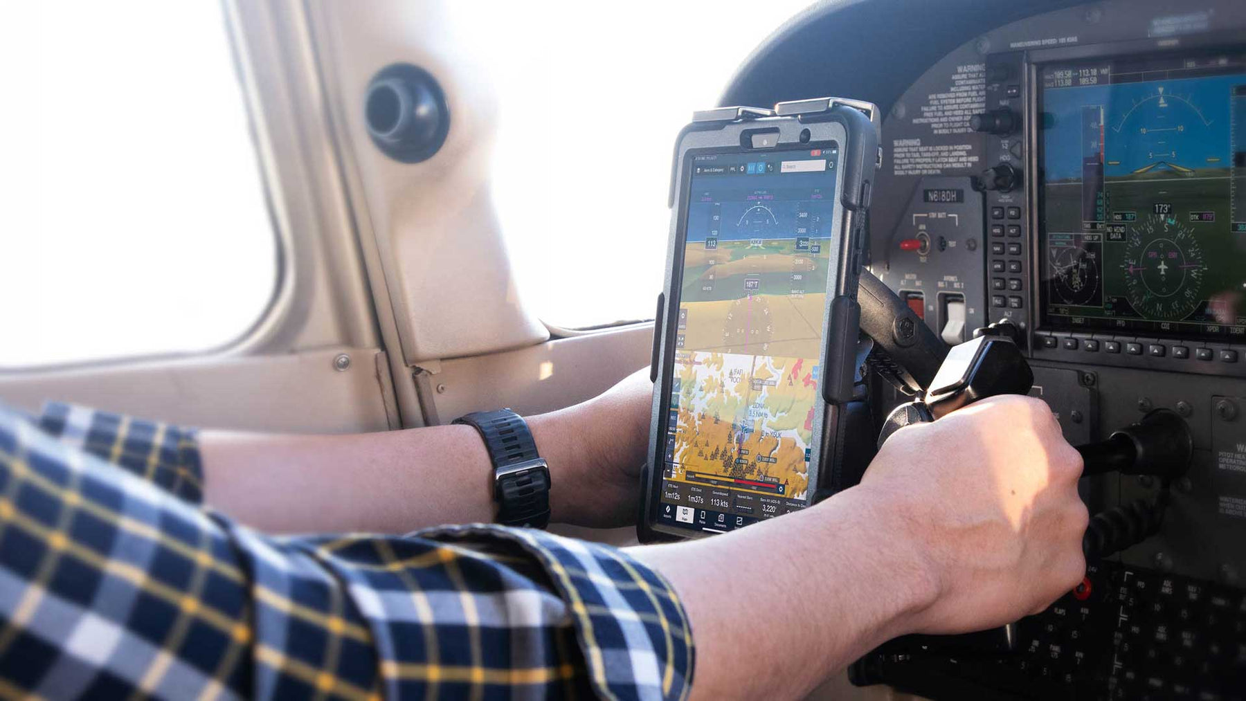 Yoke-Mounted Tablets Supporting General Aviation Cockpit Organization